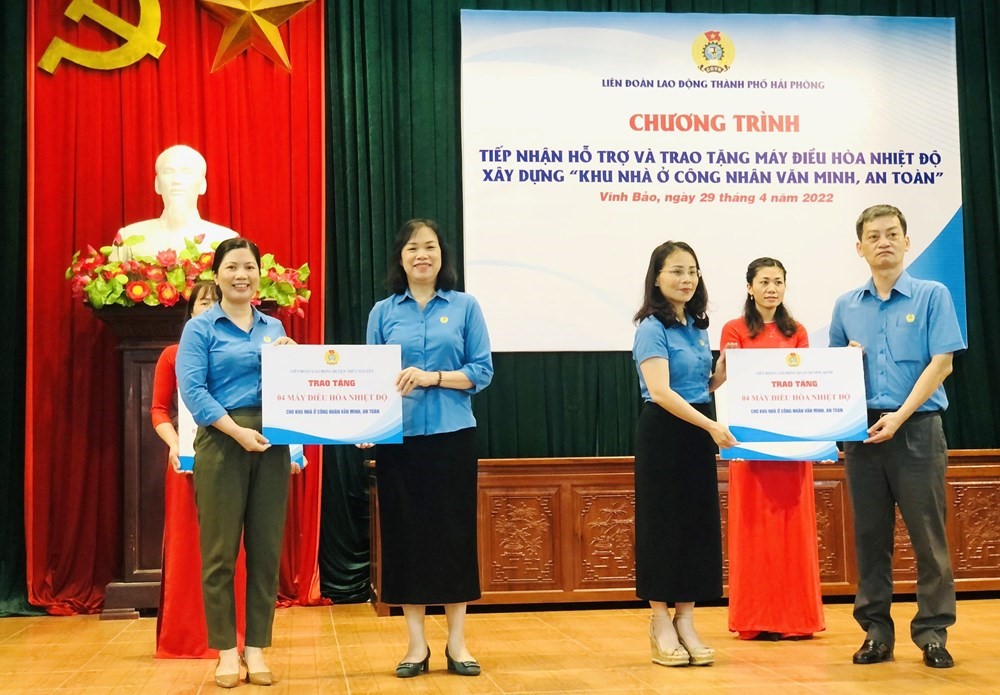 Đại diện Liên Đoàn Lao Động thành phố tiếp nhận và trao tặng máy điều hòa tại nhà văn hóa xã Tân Liên, huyện Vĩnh Bảo