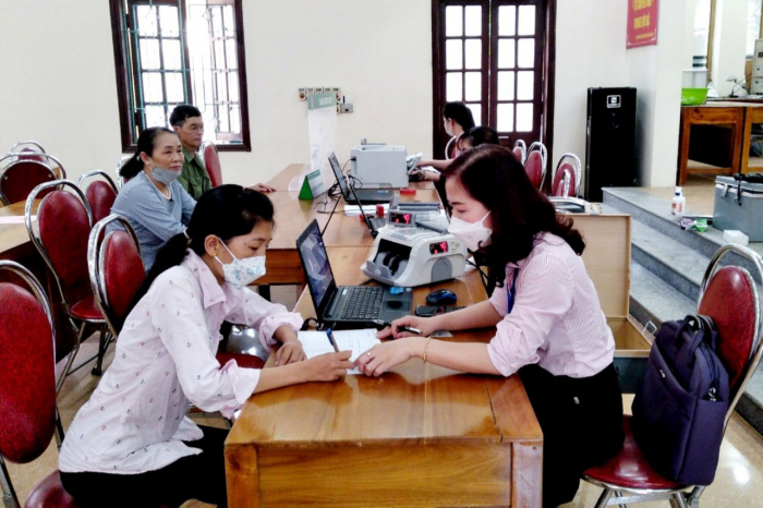 Người dân khu An Ninh Hạ, xã Văn Lung (thị xã Phú Thọ) được vay vốn từ NHCSXH tỉnh với số tiền 10 triệu đồng để mua máy tính cho con