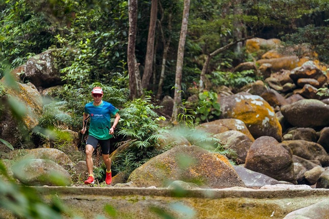 Các VĐV trải nghiệm cung đường trail trong rừng với độ dốc trải dài từ 145 lên tới 1000m