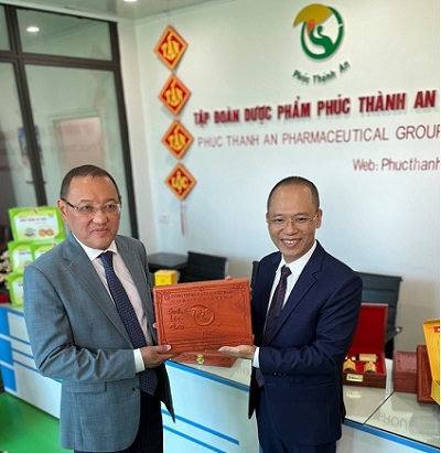Ông Nguyễn Phúc Hưng - Giám đốc Phúc Thành An trao quà đông trùng hạ thảo cho Đại sứ đặc mệnh toàn quyền Kazakhstan tại Việt Nam