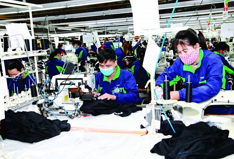 The recent increase in labor productivity is mainly due to enhancing investment capital and low-cost labor. Photo: Xuan Thao.