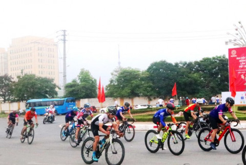 Hơn 300 vận động viên đua tài tại Giải xe đạp phong trào tỉnh Hòa Bình mở rộng lần thứ I tranh cúp Nối vòng tay lớn