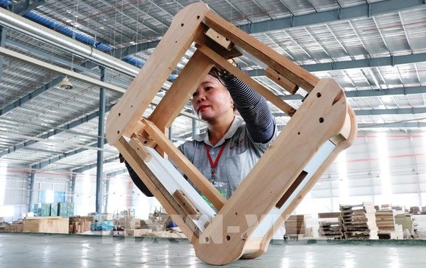 Manufacturing wooden furniture for export to the US market at Trieu Phu Loc company in Binh Duong province. (Photo: VNA)