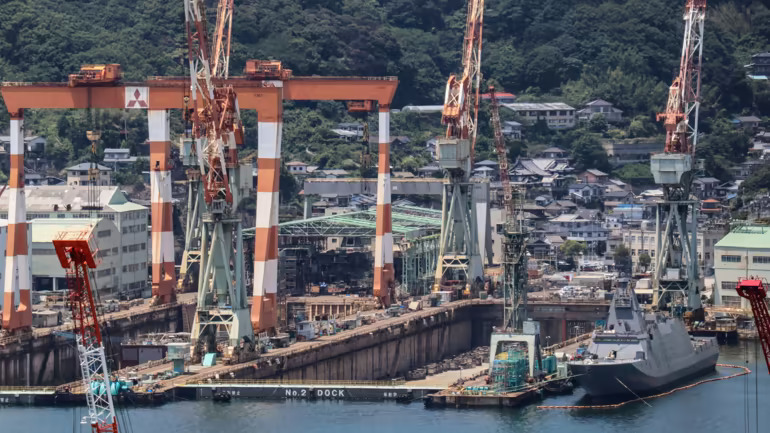 Mitsubishi Heavy Industries đã xây dựng một dây chuyền sản xuất động cơ phản lực ở một địa điểm khó xảy ra - tại Nhà máy đóng tàu Nagasaki. (Ảnh của Ken Kobayashi)