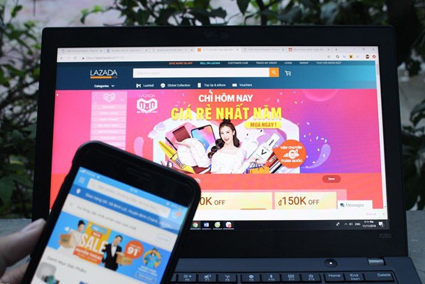 A user shops on Lazada. Decisive factors promoting online shopping are good price, promotions and delivery time. Photo vietnammoi.vn