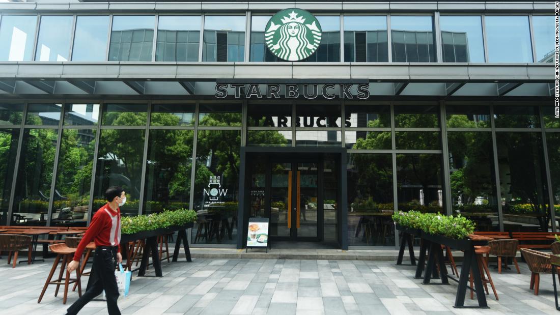 Một người đi bộ đi dạo bên một cửa hàng Starbucks đã đóng cửa ở Hàng Châu vào tháng Tư.