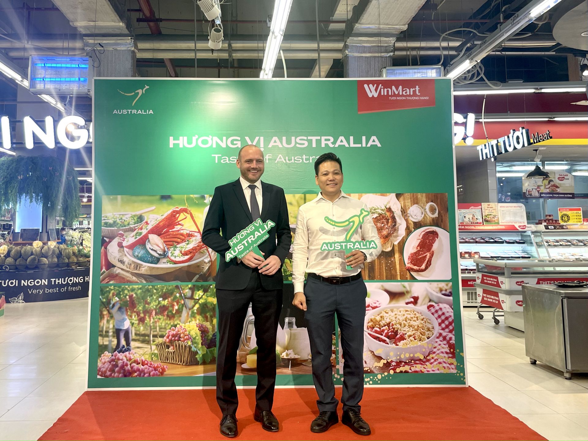 Ông Shannon Leahy - Tham Tán Cơ quan Thương mại và Đầu tư Chính phủ Australia cùng ông Nguyễn Trọng Tuấn - Giám đốc khối WinMart toàn quốc bắt tay khai mạc sự kiện Kick-off Taste of Australia