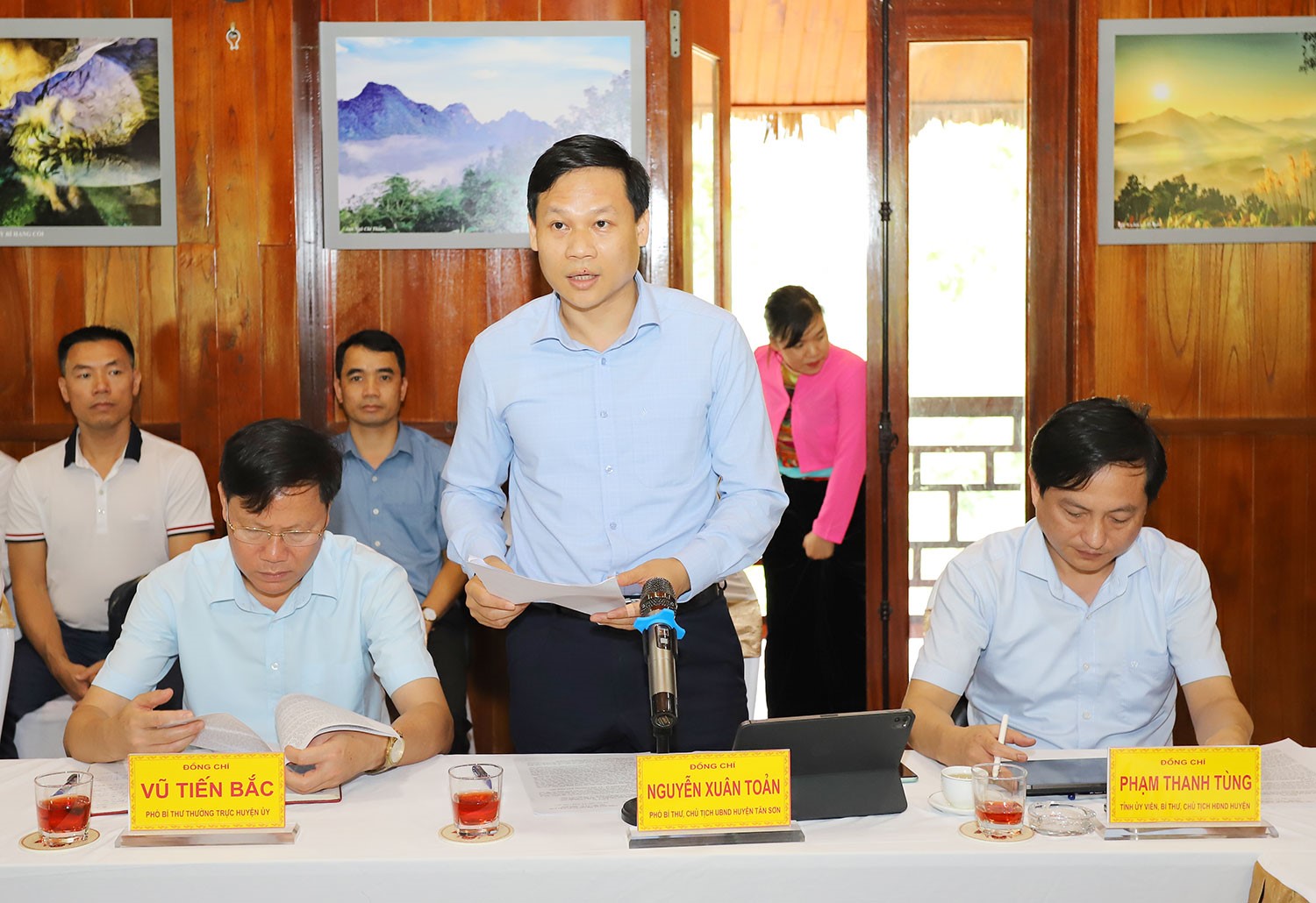 Chủ tịch UBND huyện Tân Sơn báo cáo tình hình phát triển kinh tế - xã hội 5 tháng đầu năm trên địa bàn huyện
