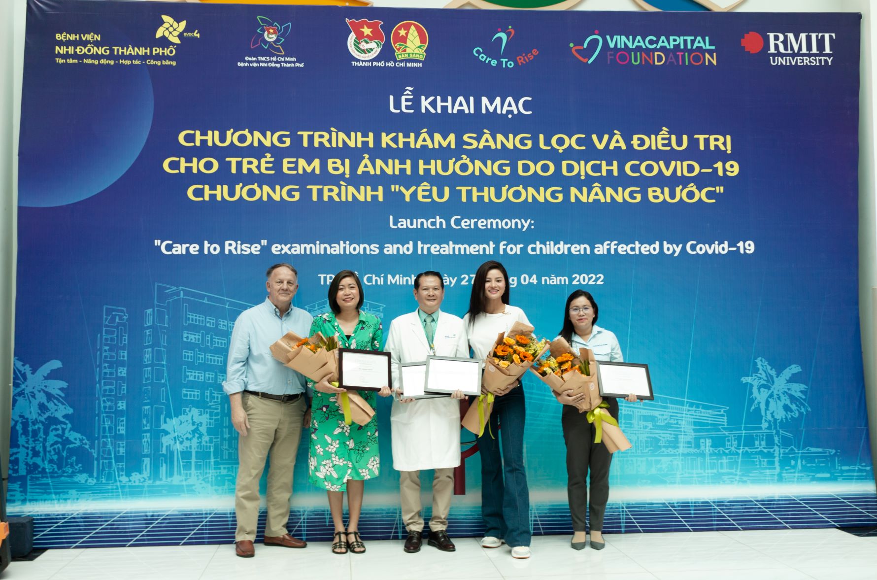 Đại diện VCF trao hoa và thư cảm ơn cho Đại diện Thành Đoàn, Bệnh viện Nhi đồng Thành phố, Đại học RMIT Việt Nam và Siêu mẫu Vũ Thu Phương