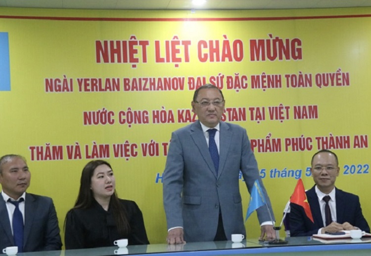 Mr. Yerlan Baizhanov, Kazakhstan's Ambassador Extraordinary and Plenipotentiary in Vietnam, delivered a speech while visiting and working in Phuc Thanh An