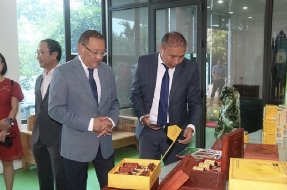 Mr. Yerlan Baizhanov, Kazakhstan's Ambassador Extraordinary and Plenipotentiary in Vietnam, and the group paid a visit to the showcase items of Phuc Thanh An