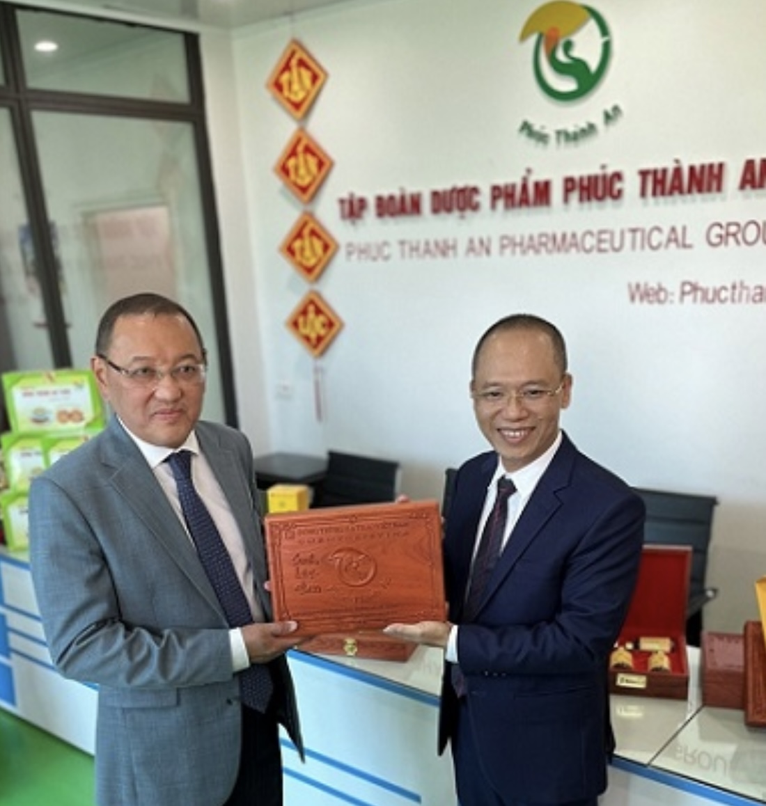 Mr. Nguyen Phuc Hung, Director of Phuc Thanh An, presents a cordyceps gift to Kazakhstan's Ambassador Extraordinary and Plenipotentiary in Vietnam