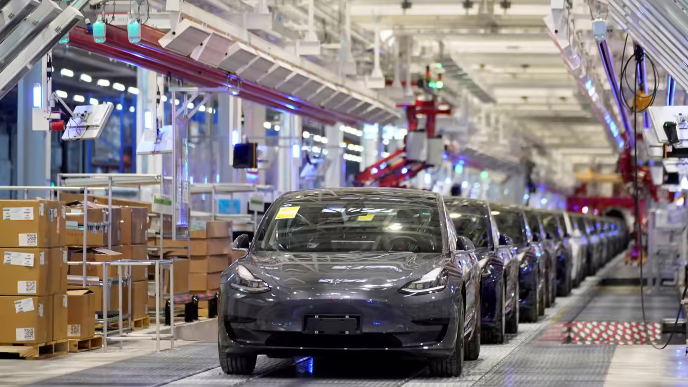 Xe Model 3 do Trung Quốc sản xuất tại nhà máy của Tesla ở Thượng Hải. Thị trường ô tô lớn nhất thế giới đang trở nên đông đúc. © Reuters