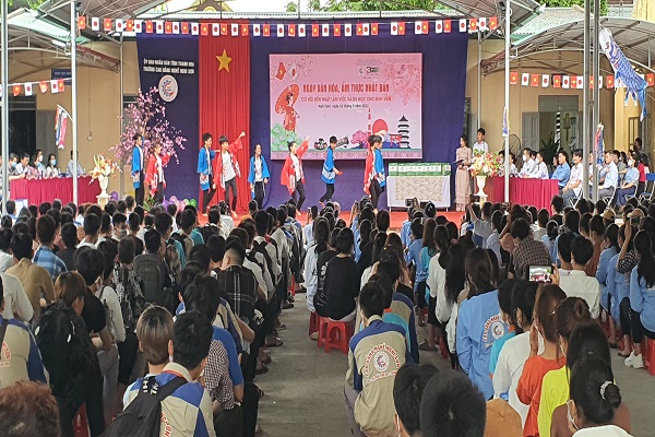 Cán bộ giáo viên và HSSV trường Cao đẳng nghề Nghi Sơn tham giá lễ hội