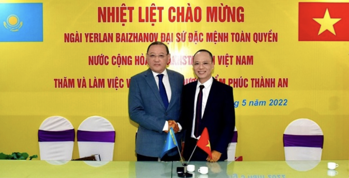 Mr. Nguyen Phuc Hung, Director of Phuc Thanh An, posed for pictures with Mr. Yerlan Baizhanov, Kazakhstan's Ambassador Extraordinary and Plenipotentiary in Vietnam