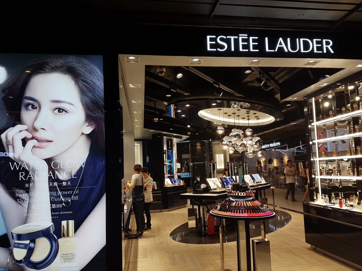 Estée Lauder, hãng mỹ phẩm nổi tiếng hiện dự kiến ​​doanh số bán hàng toàn cầu của mình sẽ tăng từ 7% đến 9% so với cùng kỳ năm ngoái, giảm từ mức 13% đến 16% trước đó được nêu trong tháng Hai.