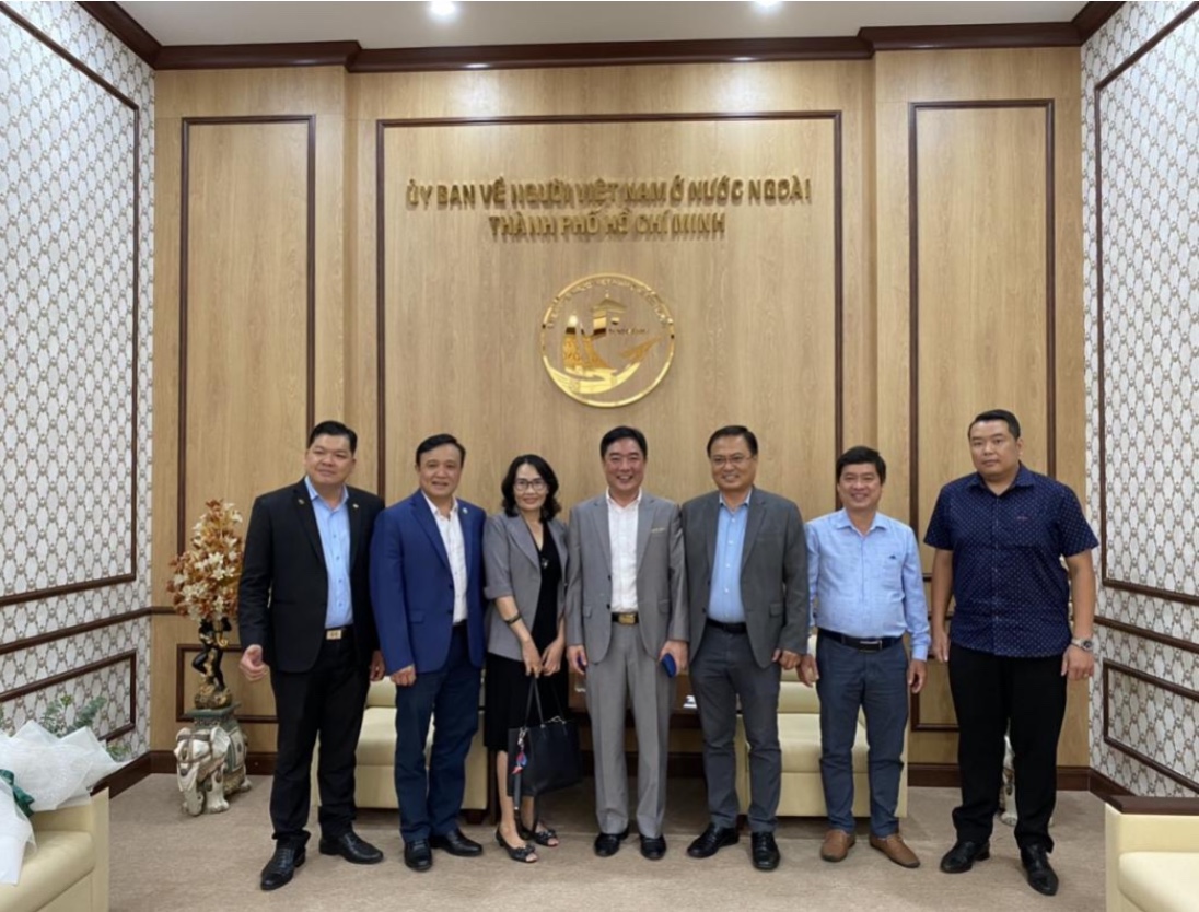 Ông Phùng Công Dũng - Chủ nhiệm Ủy ban về Người Việt Nam ở nước ngoài Thành phố (thứ 2 từ trái sang) chụp ảnh lưu niệm cùng Lãnh đạo Công ty Cổ phần Năng lượng Hàn Việt