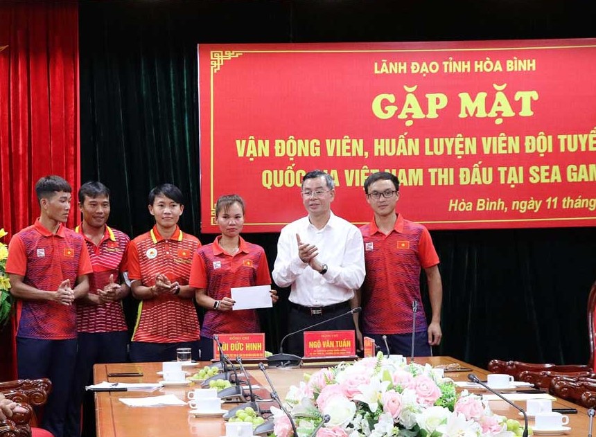 Bí thư Tỉnh ủy Hòa Bình Ngô Văn Tuấn tặng quà động viên VĐV, HLV Đội tuyển Xe đạp quốc gia Việt Nam thi đấu tại SEA Games 31.