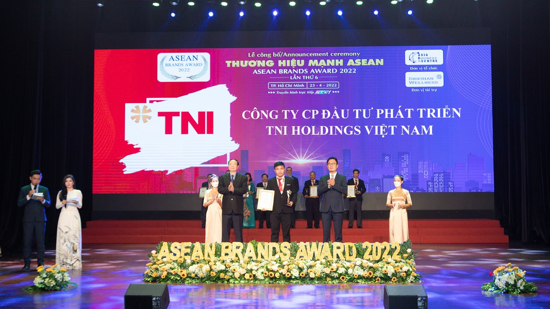 Đại diện TNI Holdings Vietnam nhận giải thưởng Top 10 Thương hiệu Mạnh ASEAN 2022