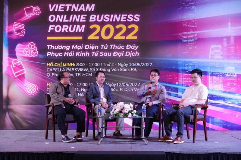Ông Nguyễn Ngọc Dũng, Chủ tịch VECOM (người bên trái) cùng các diễn giả tại VOBF 2022.