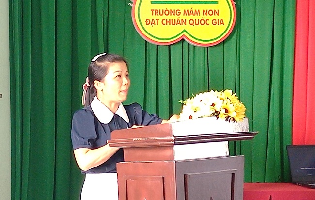 Đồng chí Nguyễn Thị Hà, Bí thư chi bộ, Hiệu trưởng nhà trường phát biểu ý kiến tại buổi tiếp Đoàn công tác