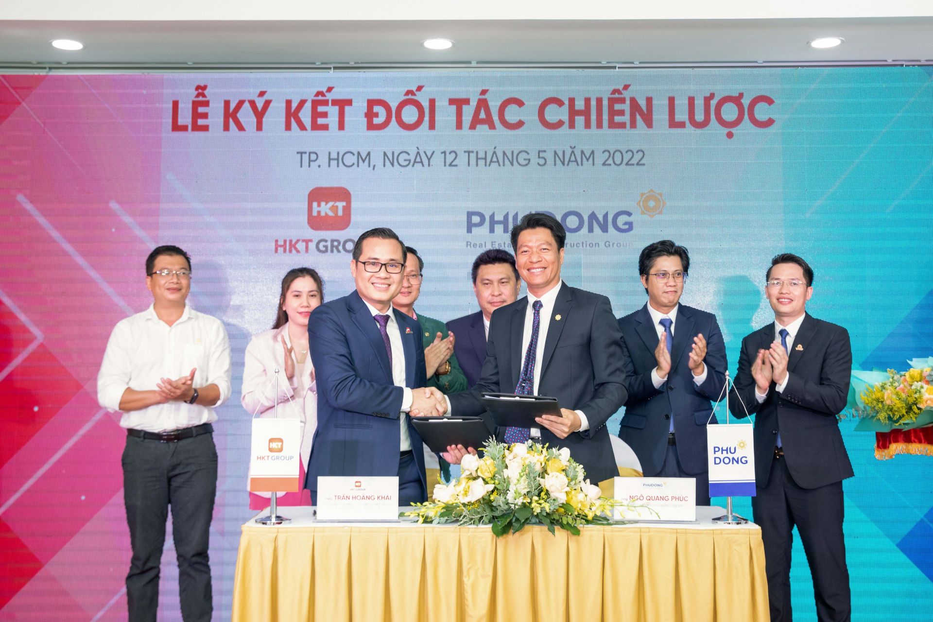 Ông Trần Hoàng Khải - Tổng Giám đốc HKT GROUP và ông Ngô Quang Phúc - Tổng Giám đốc Phú Đông Group thực hiện nghi thức ký kết