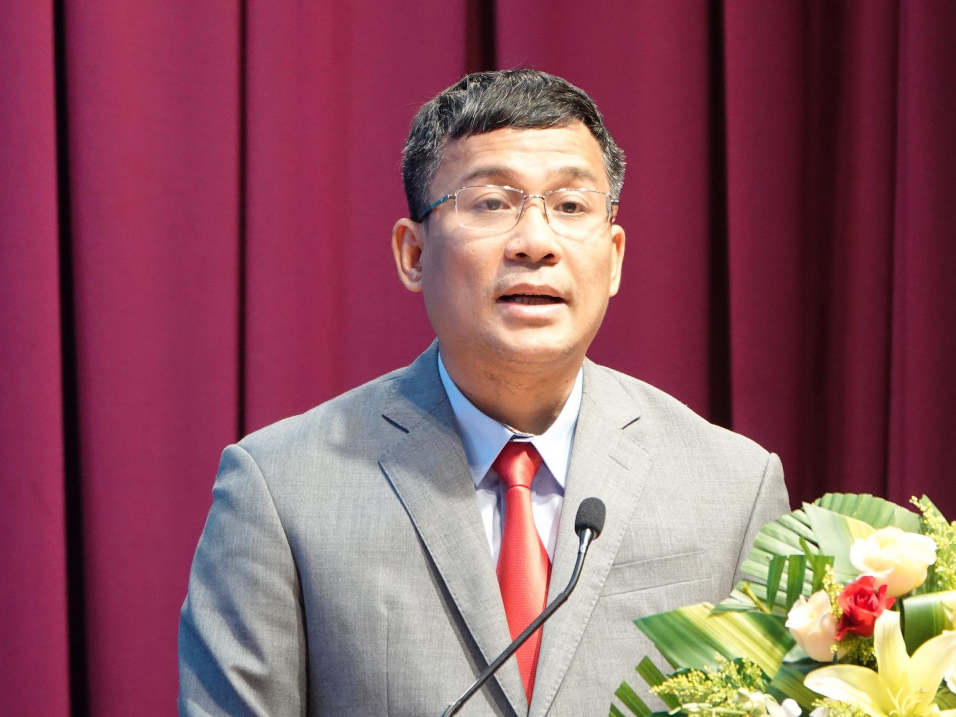 Thứ trưởng Thường trực Bộ Ngoại giao Nguyễn Minh Vũ phát biểu tại toạ đàm.