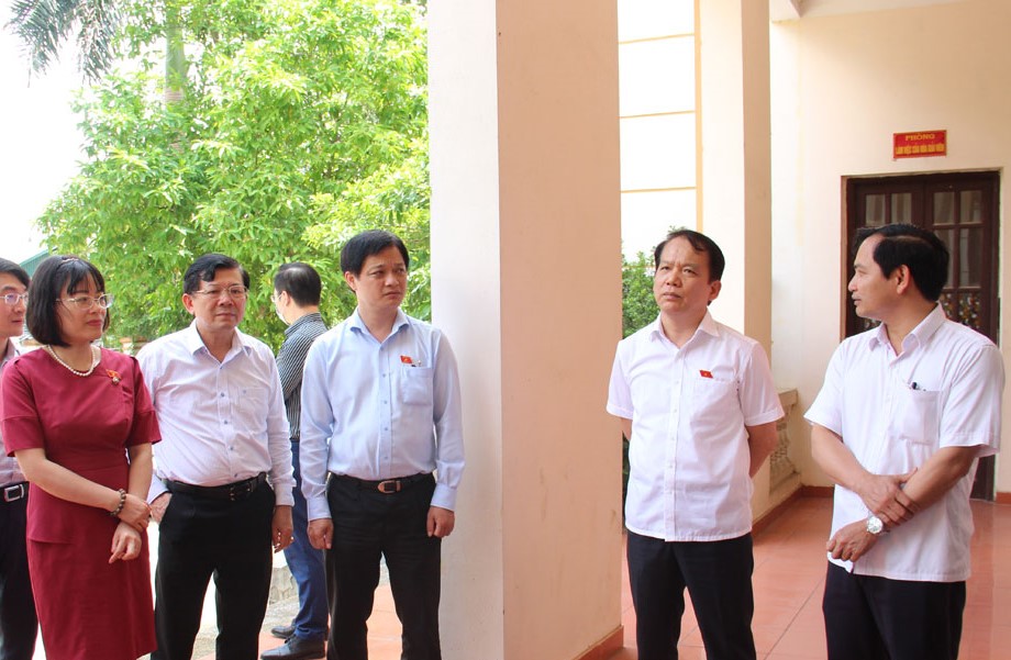 Đoàn khảo sát Ủy ban Thường vụ Quốc hội khảo sát tại trụ sở Tòa án nhân dân huyện Kỳ Sơn cũ