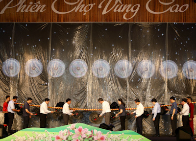 Các vị lãnh đạo tỉnh Hòa Bình thực hiện nghi thức đánh chiêng khai hội Phiên chợ vùng cao