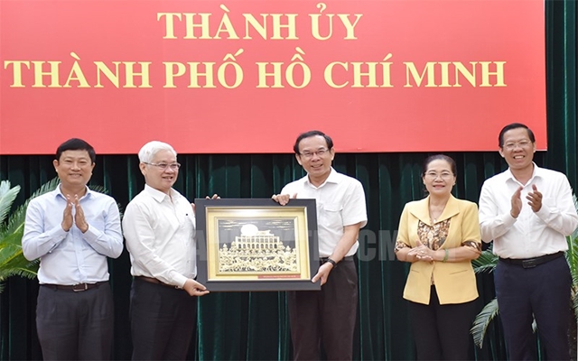 Bí thư Thành ủy TPHCM Nguyễn Văn Nên tặng quà lưu niệm cho Tỉnh ủy Bình Dương