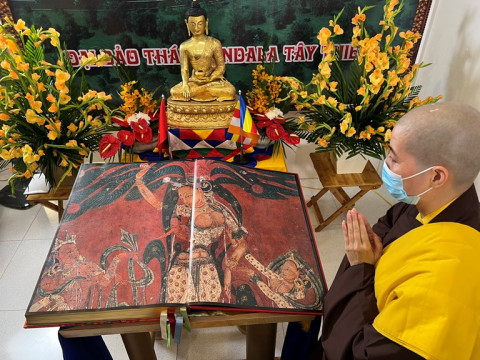 Bảo tháp Mandala Tây Thiên lắng đọng trong lễ mừng Phật đản sinh