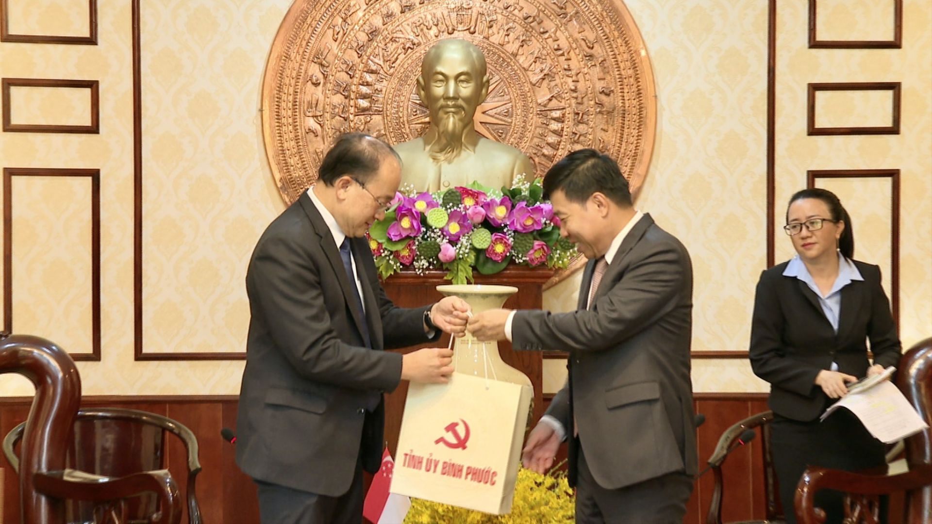 Tại buổi đón tiếp, những phần quà lưu niệm đã được Bí thư Tỉnh ủy Nguyễn Mạnh Cường và ông Kho Ngee Seng Roy trao cho nhau