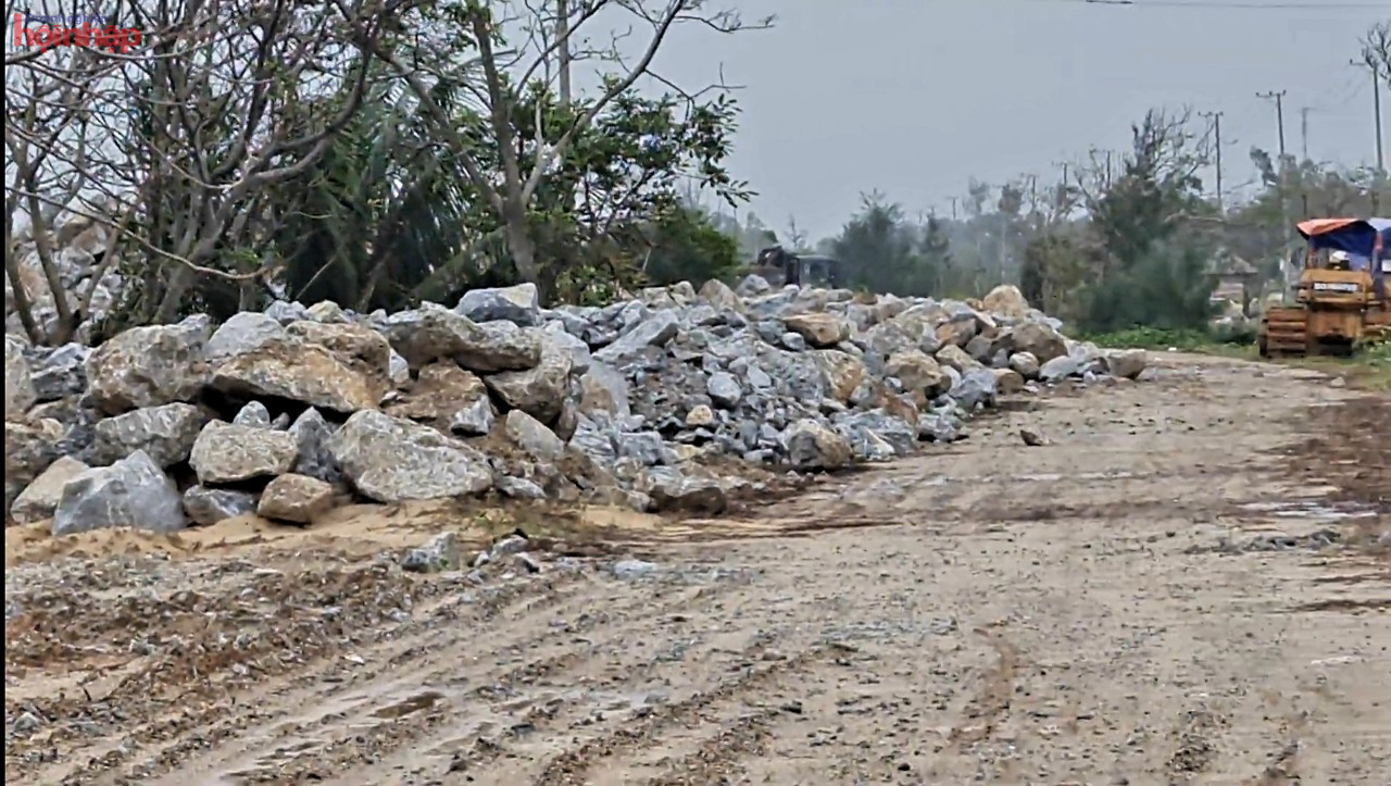 bãi lưu chứa đất, đá tự phát nằm ngay khu du lịch nghìn tỷ bỏ hoang ngay sát sân bay Chu Lai, ở huyện Núi Thành.