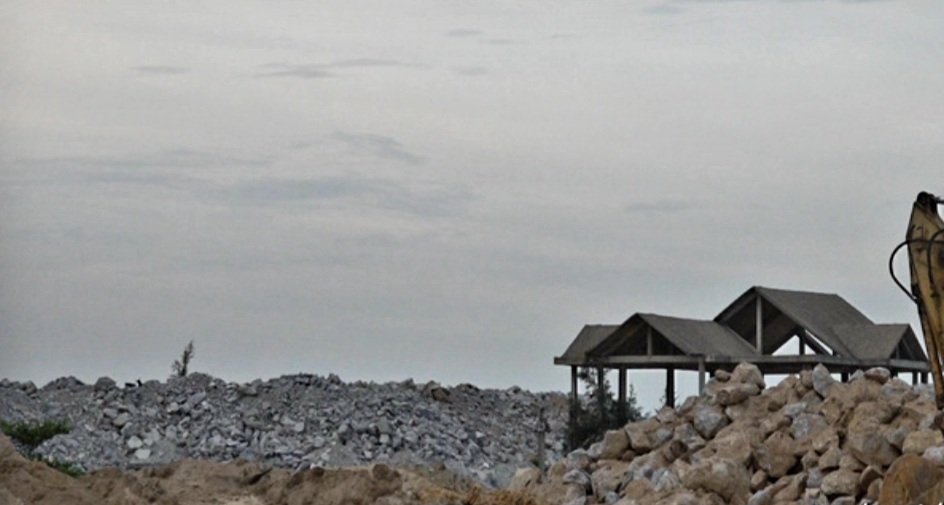 Từ ngày bãi lưu chứa đất, đá thải cho Nhà máy thép Hòa Phát - Dung Quất trong khuôn viên một khu du lịch nghìn tỷ bỏ hoang ở huyện Núi Thành (Quảng Nam)