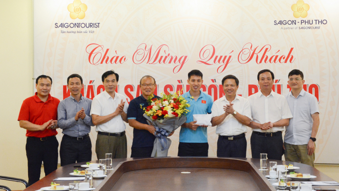 Phó Chủ tịch UBND tỉnh Phú Thọ- Phan Trọng Tấn tặng hoa và quà chúc mừng thầy trò Huấn luyện viên Park Hang Seo