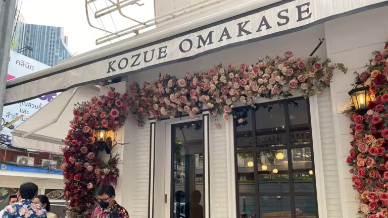 Một nhà hàng Nhật Bản cung cấp các khóa học omakase ở Bangkok.