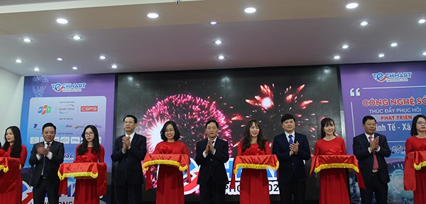 Lãnh đạo Bộ KH&CN và lãnh đạo UBND thành phố cắt băng khai mạc Chợ khoa học và thiết bị Techmart Haiphong 2022