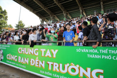 Nguyễn Quang Hải đá bóng giao hữu gây quỹ thiện nguyện "Chung tay cùng bạn đến trường"
