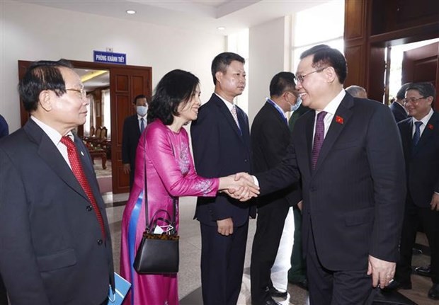 National Assembly Chairman vuong Dinh Hue and his entourage visit the Vietnamese Embassy in Laos. (Photo: VNA)