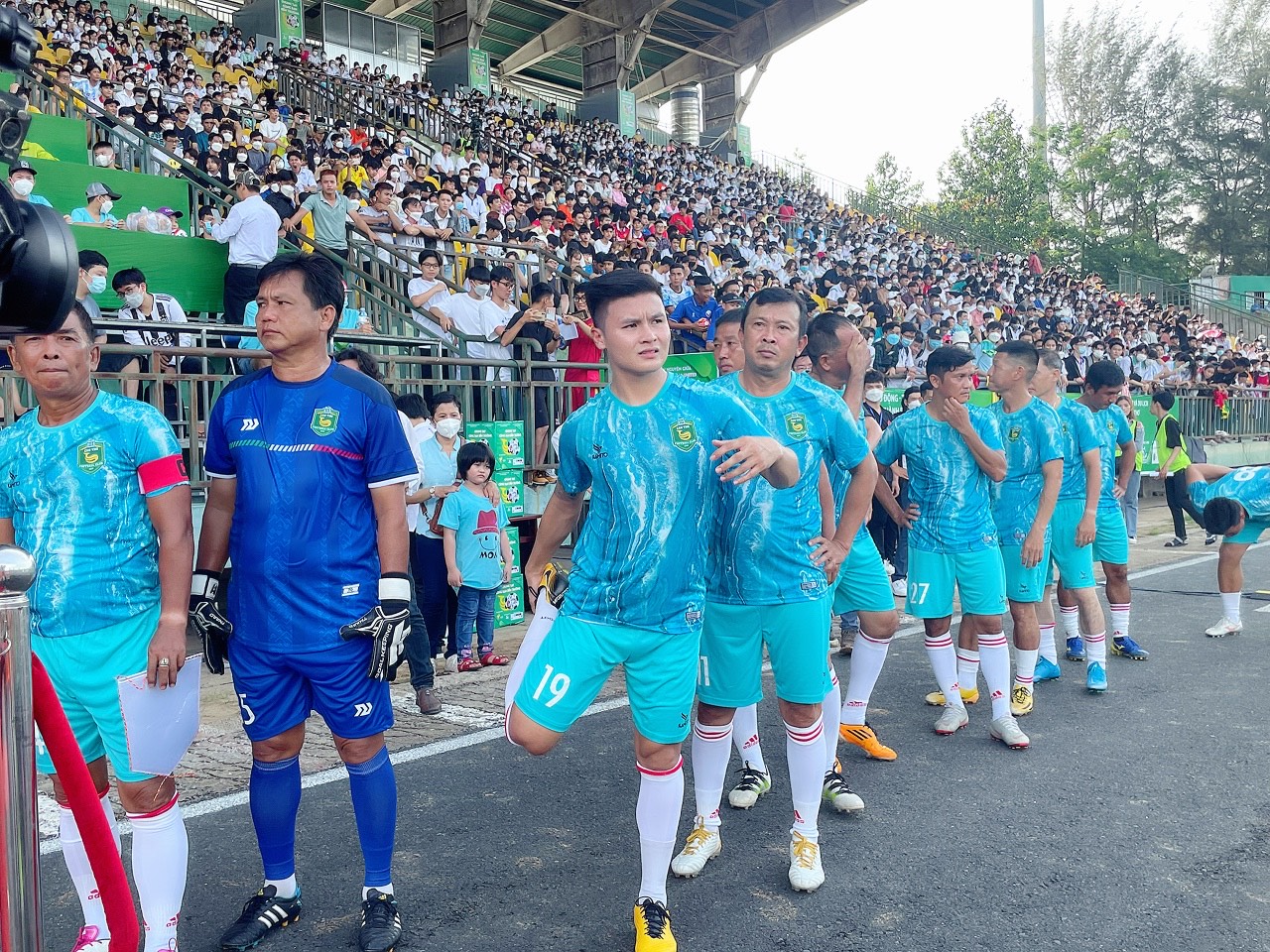 Với sự tham gia của tiền vệ Quang Hải, sân vận động Cần Thơ đã đón lượng khán giả trên 10.000 người. Khán đài A đã được phủ kín người hâm mộ