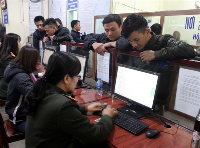 Vietnamese workers in Nghe An province flock to immigration offices to get the necessary authentication to return to work in their host countries after the 2018 Tet (Lunar New Year) holiday. (Photo: VNA)