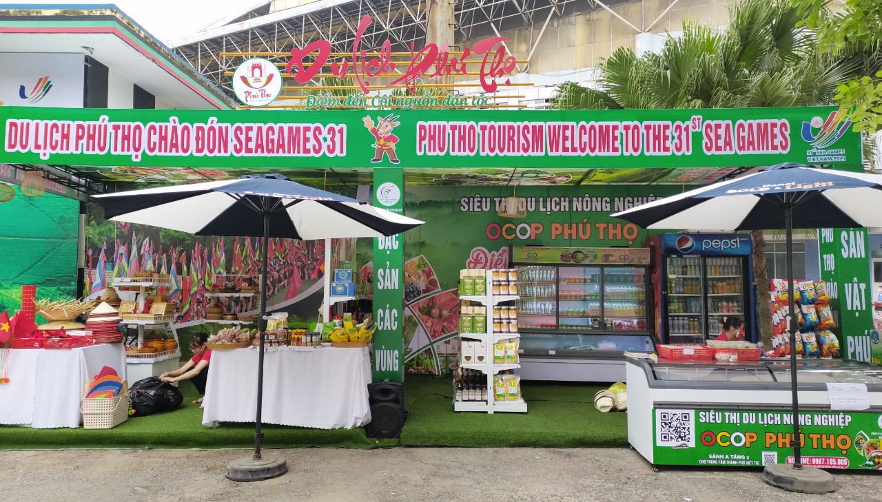 Gian hàng giới thiệu du lịch và sản phẩm Ocop nổi bật có đặc sản Thịt chua Thanh Sơn tại sân vận động Việt Trì dịp Seagame 31 nơi diễn ra môn bóng đá nam tại bảng A