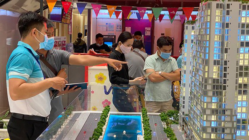 People are introduced to an apartment project in Ho Chi Minh City. (Photo: SGGP)