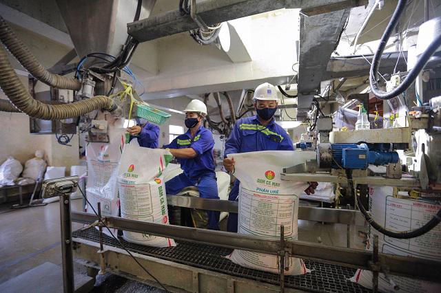 Production at Ca Mau Fertilizer Plant. Photo: Hoang Anh