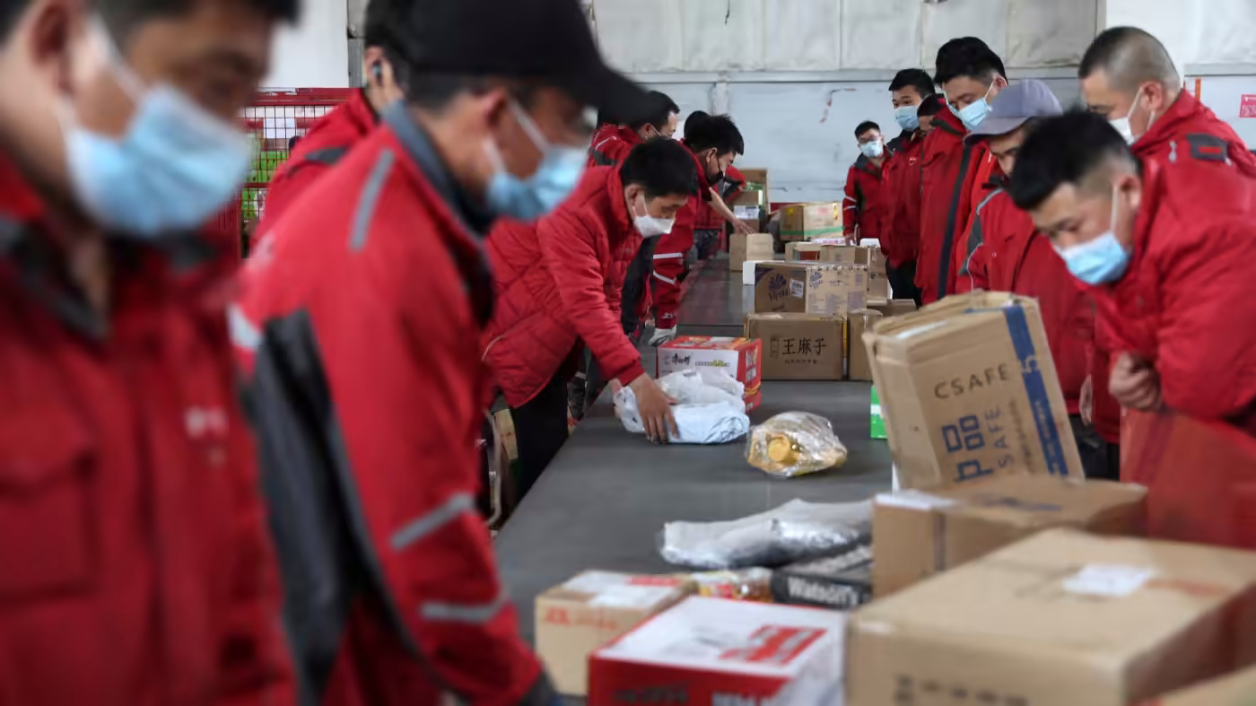 Một trung tâm hậu cần của JD.com ở Bắc Kinh. Sau khi chịu ảnh hưởng từ đại dịch, công ty đã tuyển chọn nhân viên để giảm chi phí. © Reuters