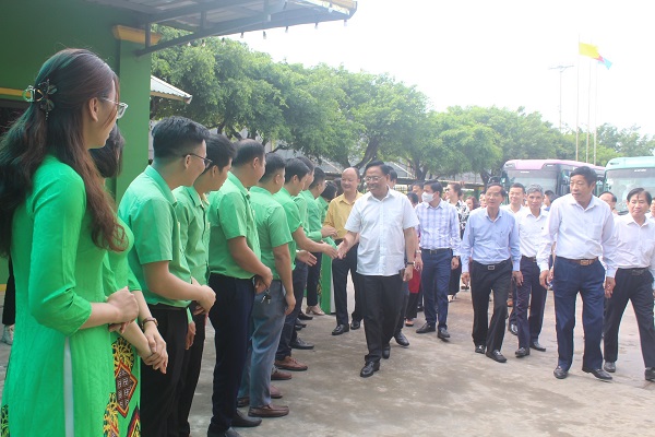 Các đại biểu đến thăm Công ty CP Công - nông nghiệp Tiến Nông