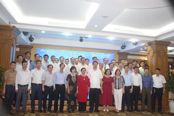 Phó Chủ tịch UBND tỉnh Thanh Hóa Lê Đức Giang cùng các đại biểu chụp ảnh lưu niệm.