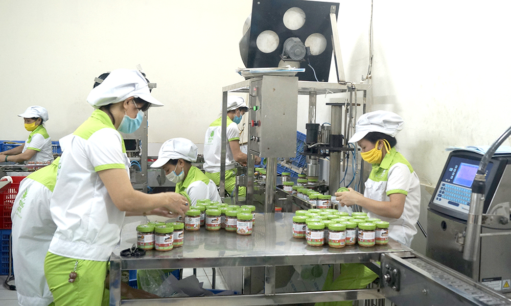 Công đoạn đóng gói hoàn thiện sản phẩm của Thịt chua Trường Foods Thanh Sơn