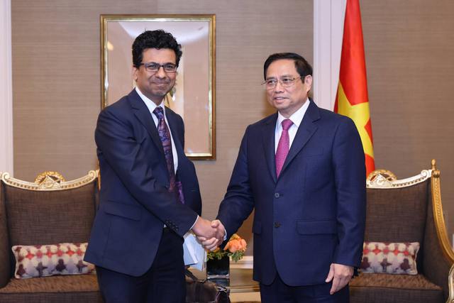 Prime Minister Pham Minh Chinh and Microsoft Vice President Sandy Gupta. Source: VGP