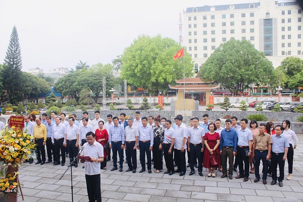 Trước buổi tọa đàm, các đại biểu đã đến dâng hương tại Khu Văn hóa tưởng niệm Chủ tịch Hồ Chí Minh nhân kỷ niệm 132 năm ngày sinh nhật Bác